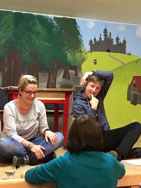 Alexandra Stier und Simon Schaber erhalten ein paar Hilfestellungen von der Souffleuse Anita Edwell