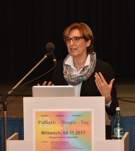 Dr. Elisabeth Jentschke (Universitätsklinik Würzburg) referierte über „Leben bis zuletzt – die Bedeutung einer palliativen Geriatrie für ein würdevolles Altern“