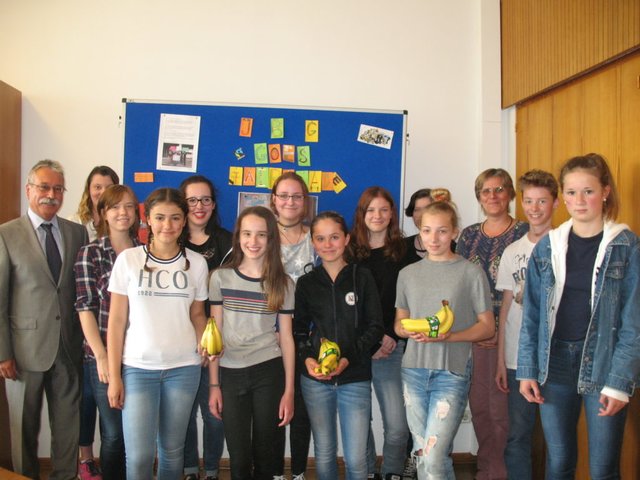 Mit Oberstudiendirektor Joachim Fertig wurden Ziele vereinbart und unterzeichnet. Ein Teil der Bedingungen um Fairtrade-Schule zu werden. | Foto: Foto: Johannes-Butzbach-Gymnasium Miltenberg