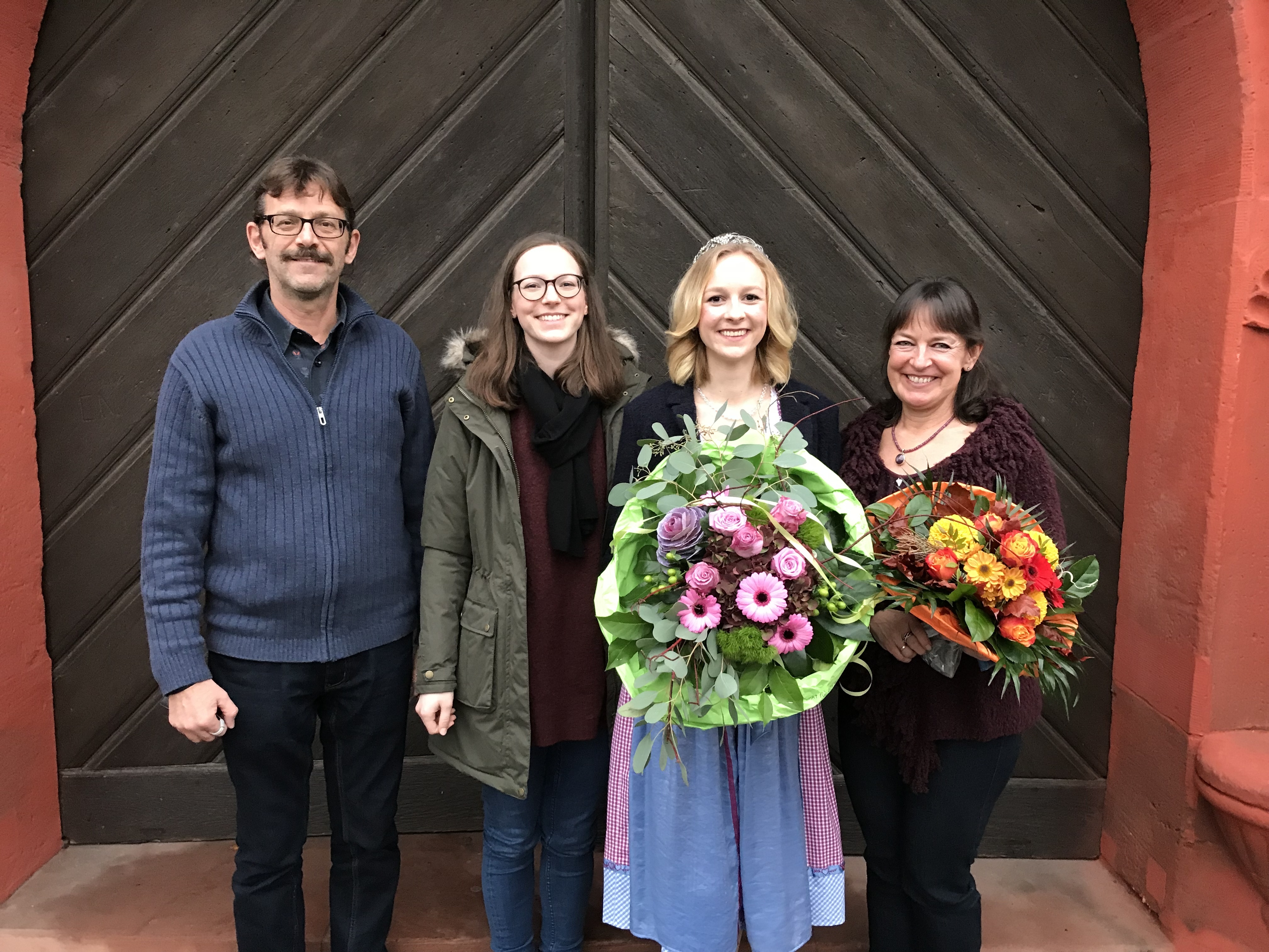 Die neue Bürgstädter Weinprinzessin Sophie Klein (2. v. r.) mit ihrer Familie: Vater Henri, Schwester Verena und Mutter Christine Klein. Foto: privat