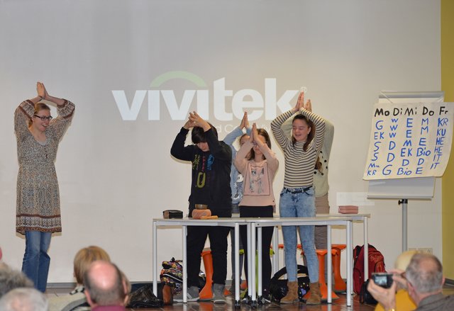 Start in den Unterricht mit Yoga-Übungen – so persiflierte die Theatergruppe die Schule von heute.