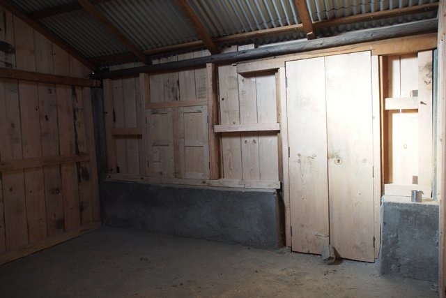 So weit ist der Innenausbau der Lingjo-Schule bereits fertiggestellt: die Holz-, Außen- und Klassenzimmer-Trennwände. | Foto: Roman Mueller