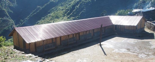 Die Shree Ganesh Himali Primary-Schule nach dem Wiederaufbau. Jetzt fehlt es noch an der notwendigen Ausrüstung sowie an Tischen und Bänken. | Foto: Roman Mueller