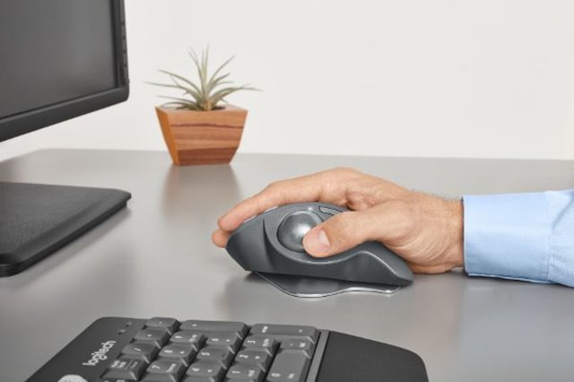 Die MX Ergo ist ein kabelloser Trackball. Man bedient ihn primär mit dem Daumen.