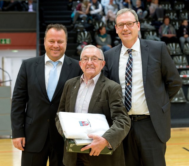 Abschied von einem Urgestein: Sportreferent Thorsten Schork (links) und stellvertretender Landrat Thomas Zöller (rechts) würdigten Franz Miltenbergers jahrzehntelanges Engagement für den Sport im Landkreis. | Foto: Winfried Zang