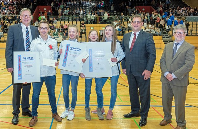Der SV UNSU Mömlingen war der große Sieger bei der Sportlerwahl: Lukas Grimm wurde Sportler des Jahres, Franziska Wörner Sportlerin des Jahres und mit Franziska Wörner, Gina Lutz und Antonia Wörner stellte der Verein auch die Mannschaft des Jahres. Dazu gratulierten stellvertretender Landrat Thomas Zöller (links) sowie Sparkassen-Vorstandsvorsitzender Thomas Feußner (zweiter von rechts) und BLSV-Kreisvorsitzender Adolf Zerr (rechts). | Foto: Winfried Zang
