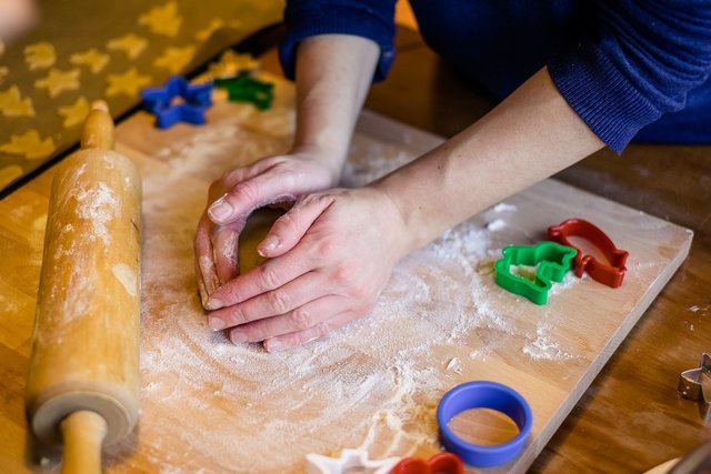 Plätzchen backen wie zu Omas Zeiten - sie schmecken nicht nur gut, sondern wärmen auch die Seele. Quelle Pixabay.