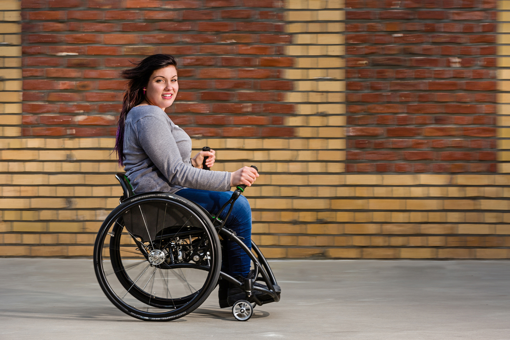 Die Kunden profitieren, seit Krankenkassen und andere Kostenträger den therapeutischen Mehrwert des dynamischen Sitzkonzeptes erkannt haben und Aufwendungen für die innovativen Rollstühle erstattet wurden. "Alle Modelle bieten darüber hinaus zahlreiche Möglichkeiten der individuellen Anpassung", erläutert Produktdesigner Thyl Junker und nennt das Start-up-Motto: "Ein Produkt sollte sich dem Menschen anpassen und nicht andersherum." Ausgiebige Probefahrten können über der Webseite jederzeit vereinbart werden