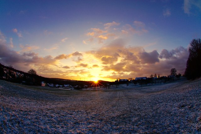 Kalter Dezembermorgen am 09.12.2017 im Bayerischen Odenwald.