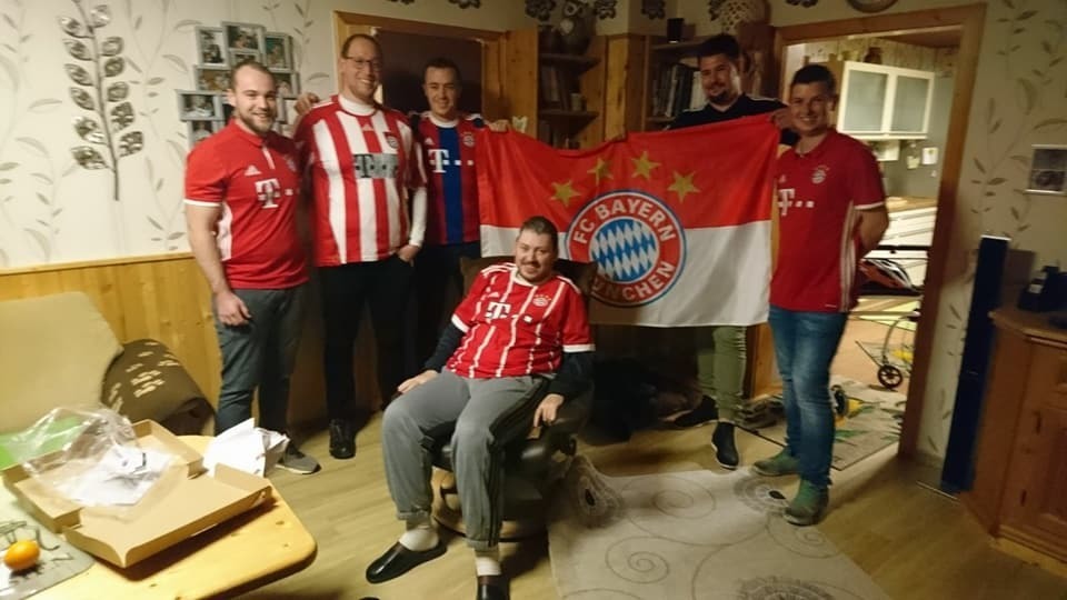 Peter aus Dorfprozelten ist stolz wie Oskar auf sein neues FC-Bayern-Trikot, das ihm die Prözler Bayernfans geschenkt haben.