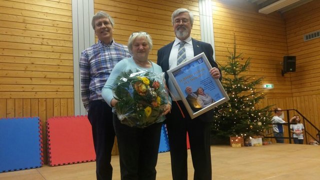 Ehrung für Horst Heuss (re) für 25 Jahre  Vorstand des TVT, Dankeschön an seine Fr. Elke