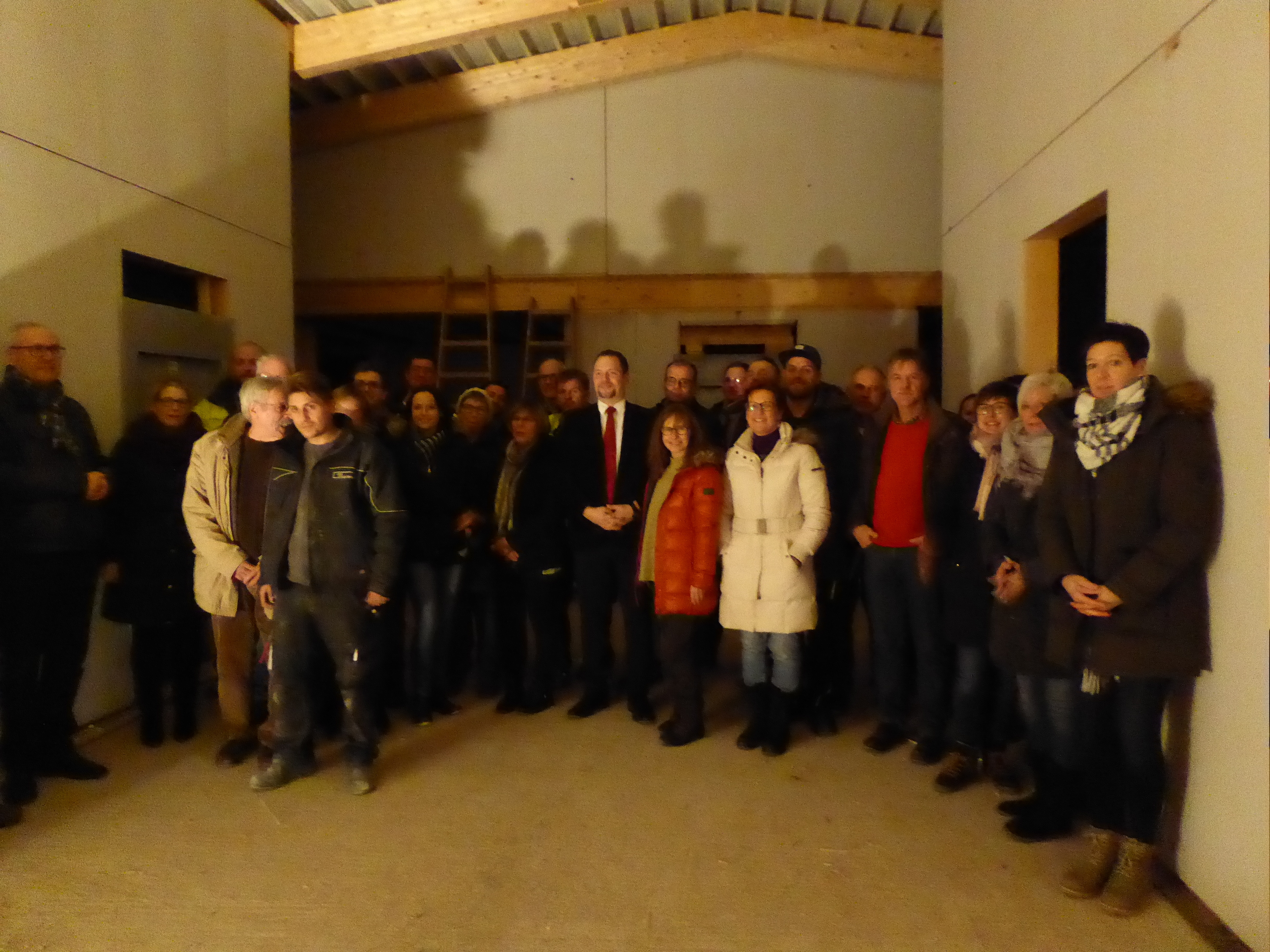 Der Rohbau am neuen Kindergarten in Weilbach ist so gut wie abgeschlossen. Bürgermeister, Gemeinderäte, Kindergartenteam, Elternbeirat und Mitarbeiter der Baufirmen feierten dies mit einem kleinen Umtrunk.