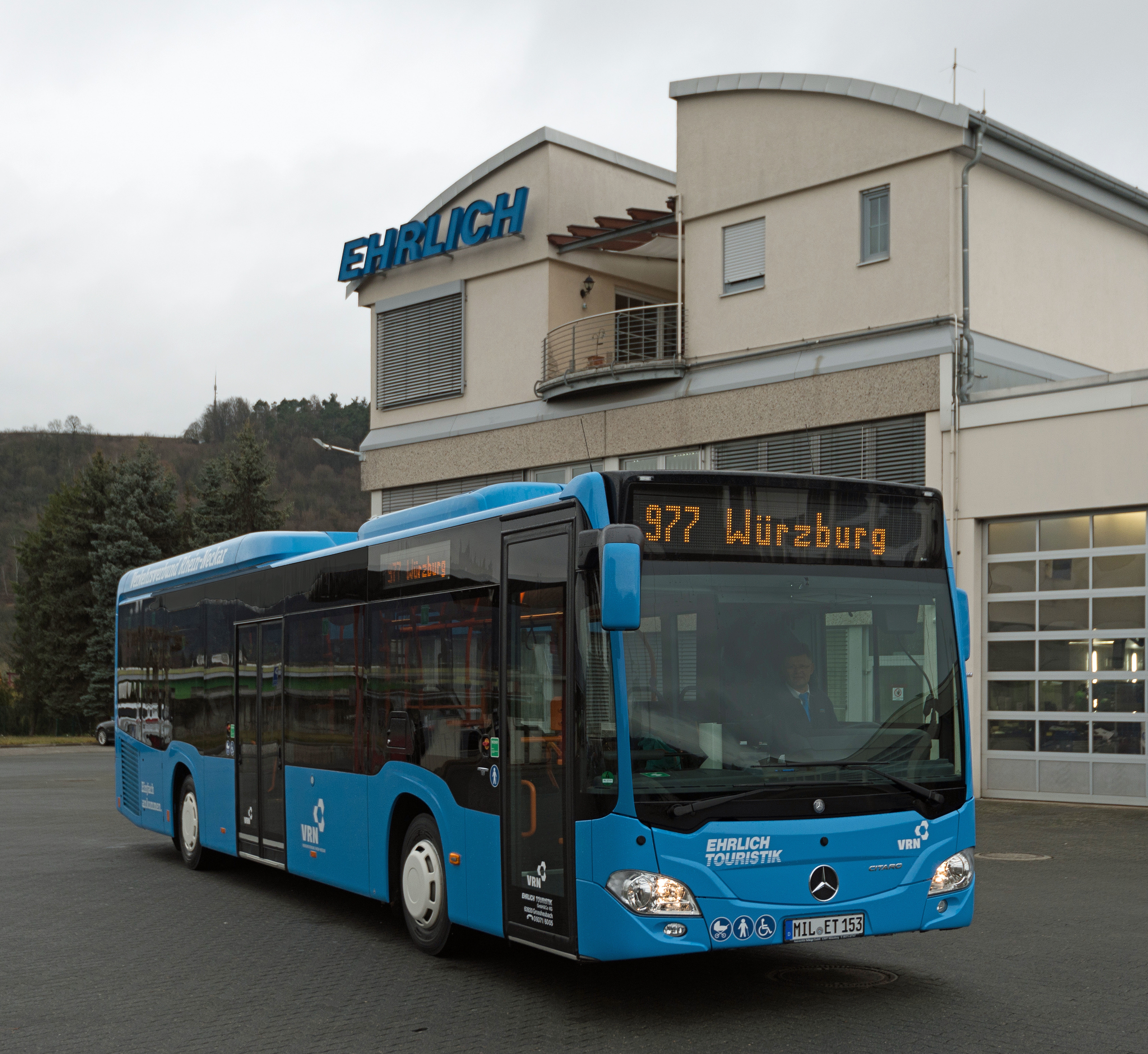 Mit diesen hellblau lackierten Bussen wird die Firma Ehrlich vom 1. Januar 2018 an den Linienverkehr von Miltenberg nach Wertheim fahren.