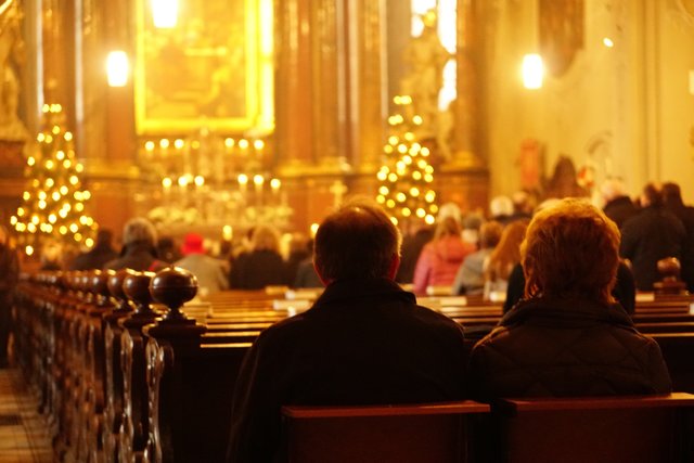 Festliche Weihnachtsstimmung kann man in der eindrucksvollen Wallfahrtsbasilika in Walldürn derzeit erleben!