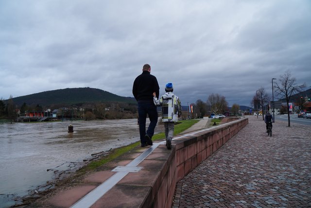 "Achtung Hochwasser!" warnt ein Schild in Schwimmbadnähe. Fußgänger, Radfahrer oder Mütter mit Kinderwägen finden noch Alternativen - nicht unmittelbar in der Hochwasser-Gefahrenzone.