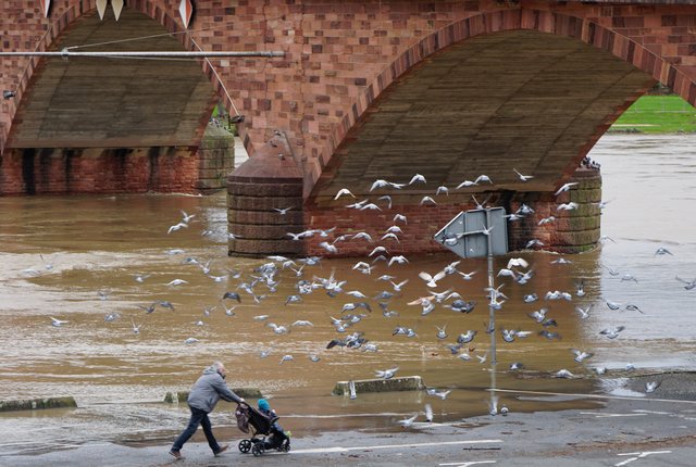 Das Hochwasser rückt näher. Schnell weg aus der Gefahrenzone!