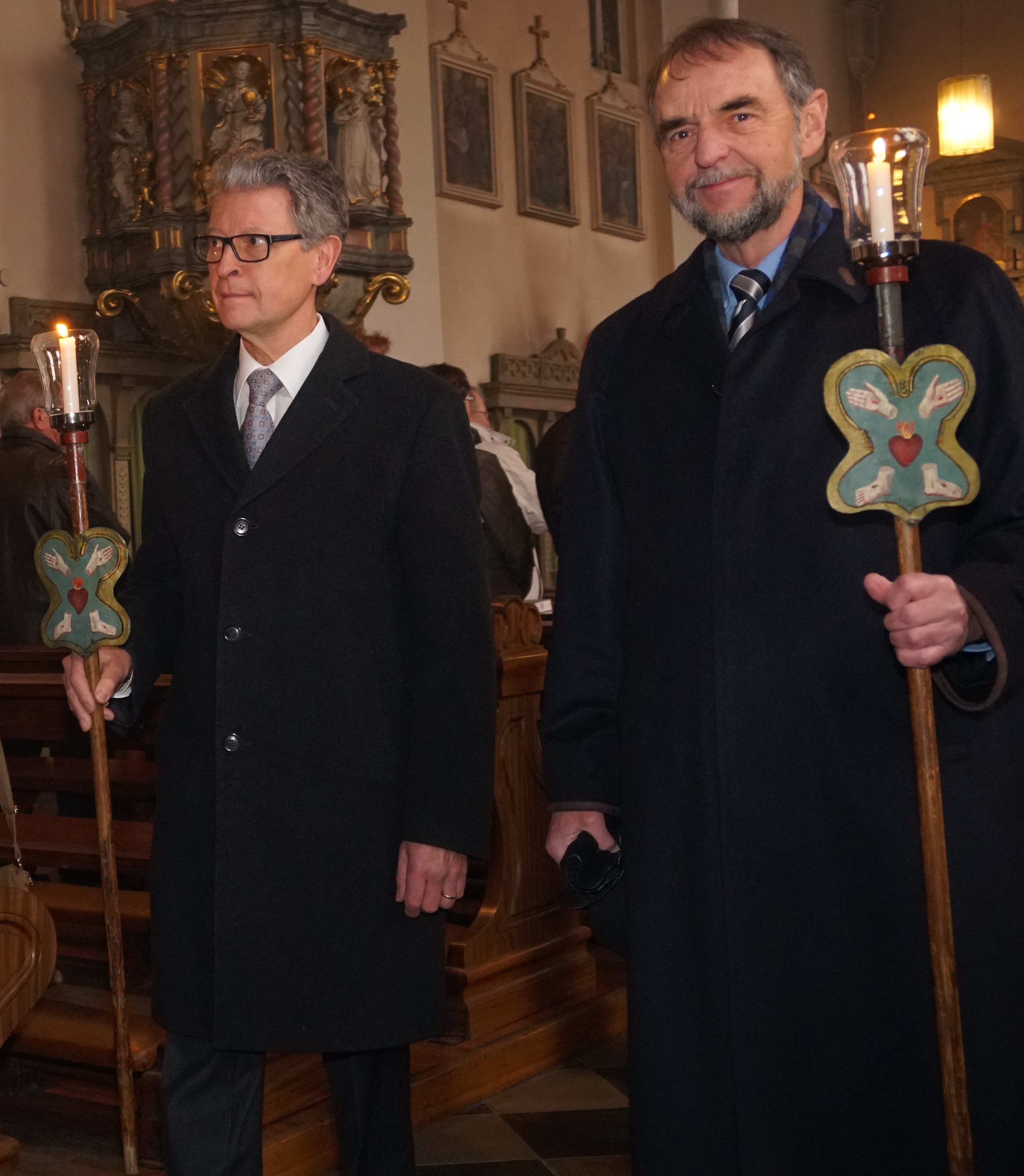 Nach alter Tradition wurde die große Bruderschaftsfahne von den beiden Brudermeistern mit den alten Handleuchtern flankiert zum Einzug in die Klosterkirche mitgeführt.