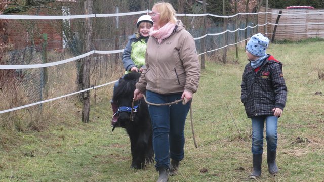 Leonie, Yvonne, Florian und Pony Paul