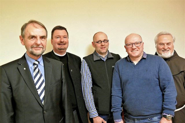 Die neue Führungsmannschaft mit den geistlichen Begleitern, von links: 1. Brudermeister  Altbürgermeister Joachim Bieber, Stadtpfarrer Jan Kölbel, der neue Bruderschaftsdiener Thomas Gerber, 2. Brudermeister Timo Wolf und Präses Pater Richard ofm.