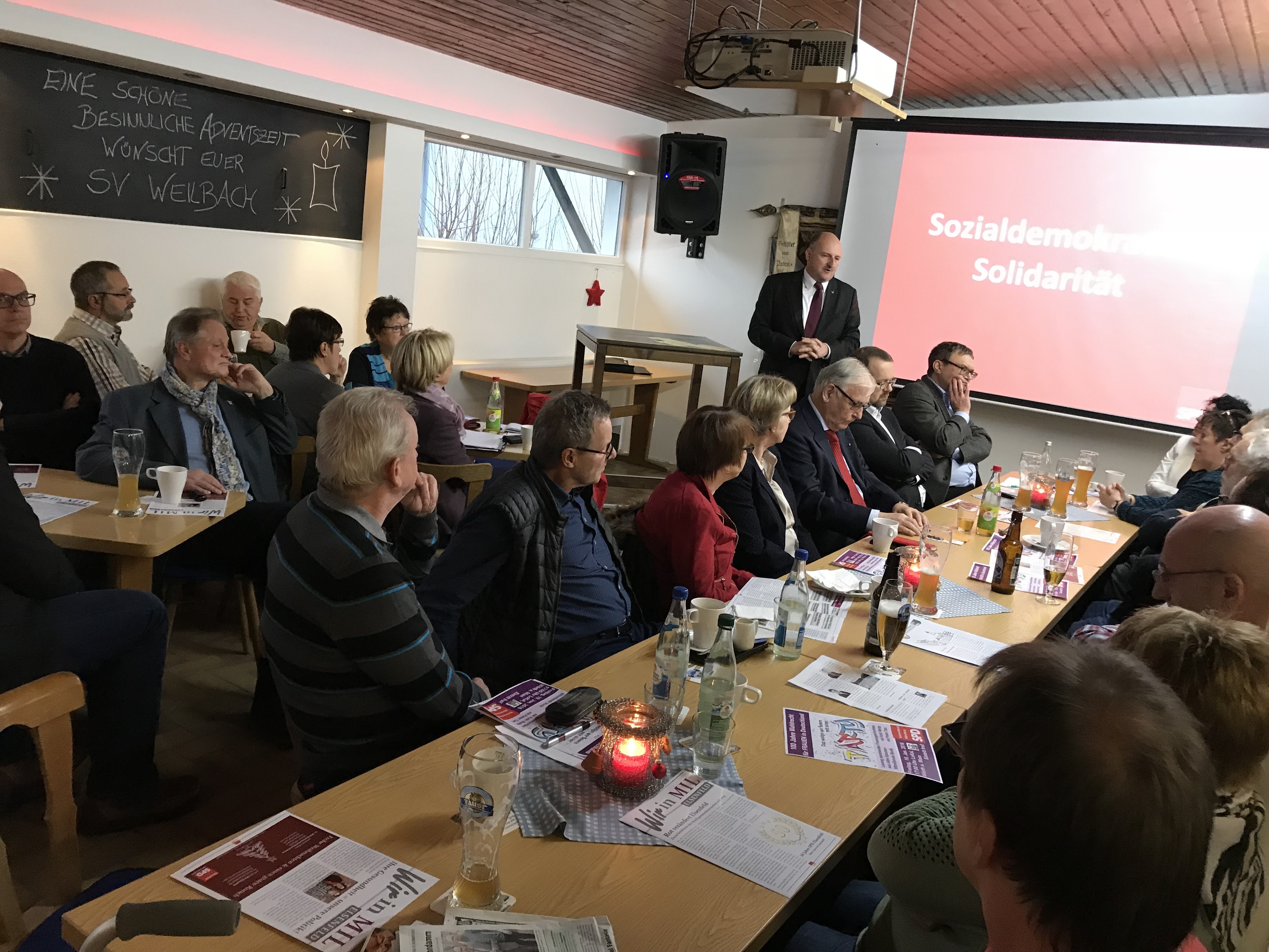 Zum Thema Sondierungsgespräche zu der Möglichkeit einer künftigen Bunderegierung referiert Bundestagsabgeordneter Bernd Rützel