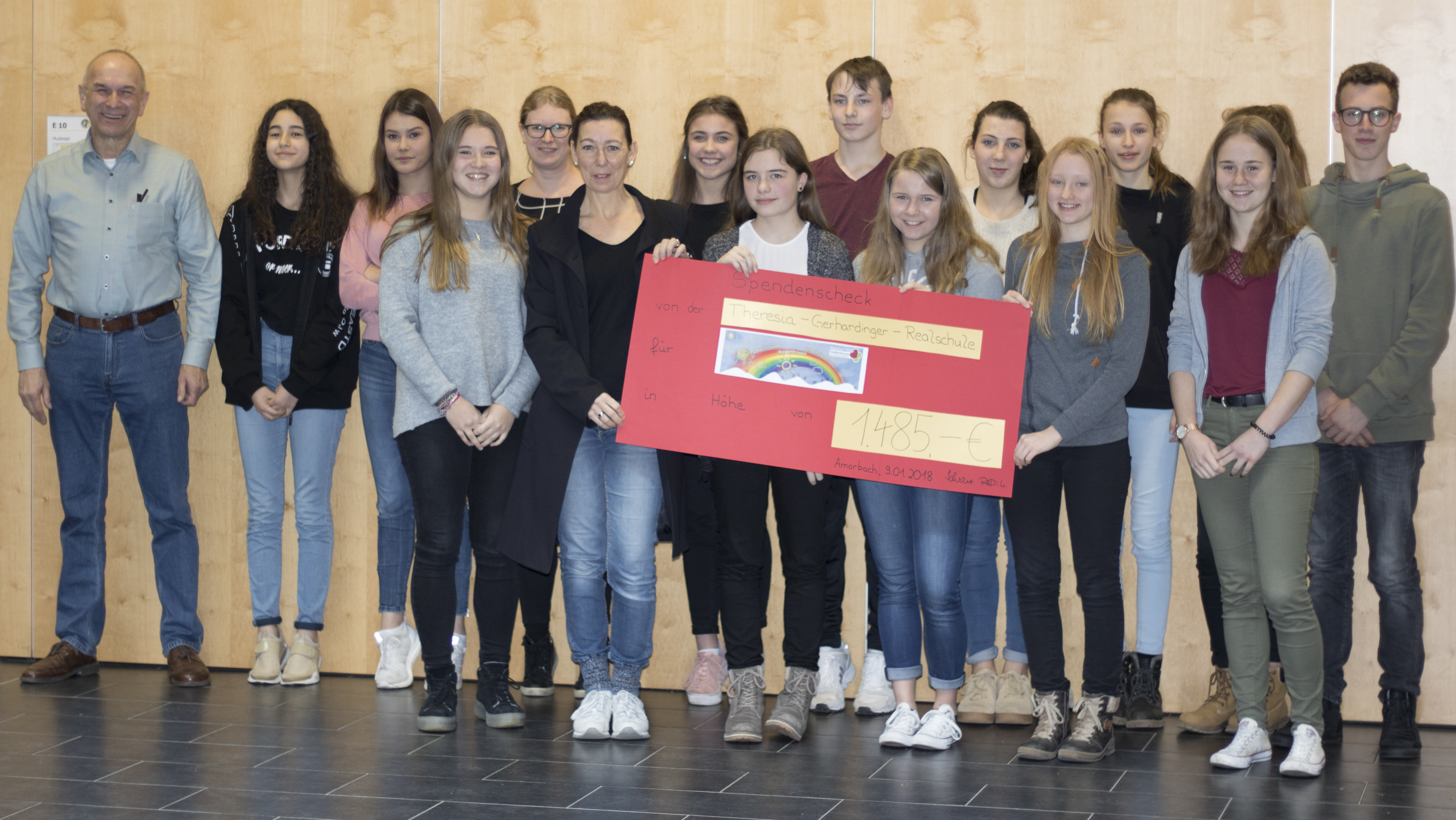 Die Schülersprecher der Theresia-Gerhardinger Realschule zusammen mit den Mitgliedern der Schülerfirma bei der Übergabe des Spendenschecks
