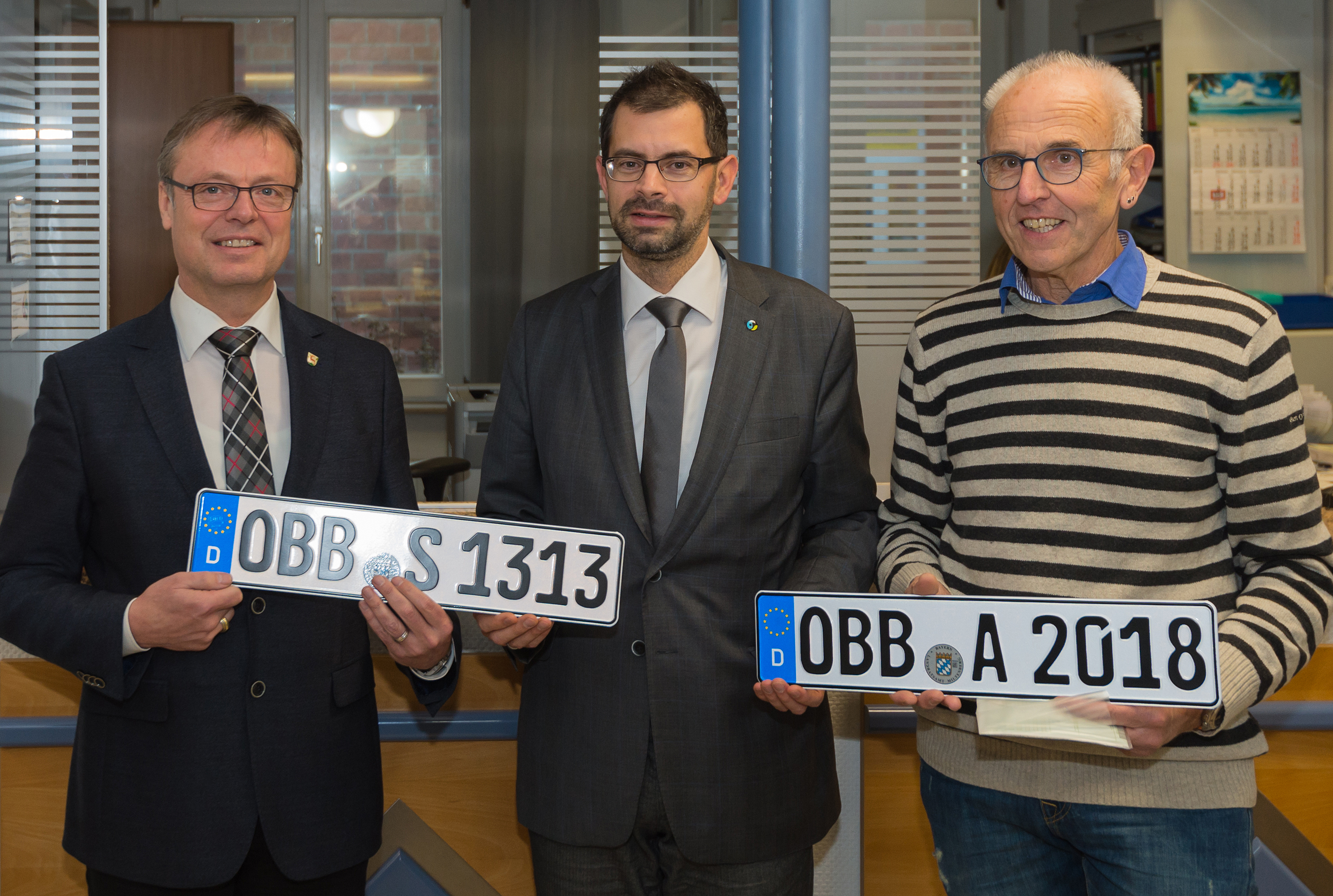 Die ersten OBB-Kennzeichen überreichte Landrat Jens Marco Scherf (Mitte) an Winfried Elbert (rechts) und Obernburgs Bürgermeister Dietmar Fieger.