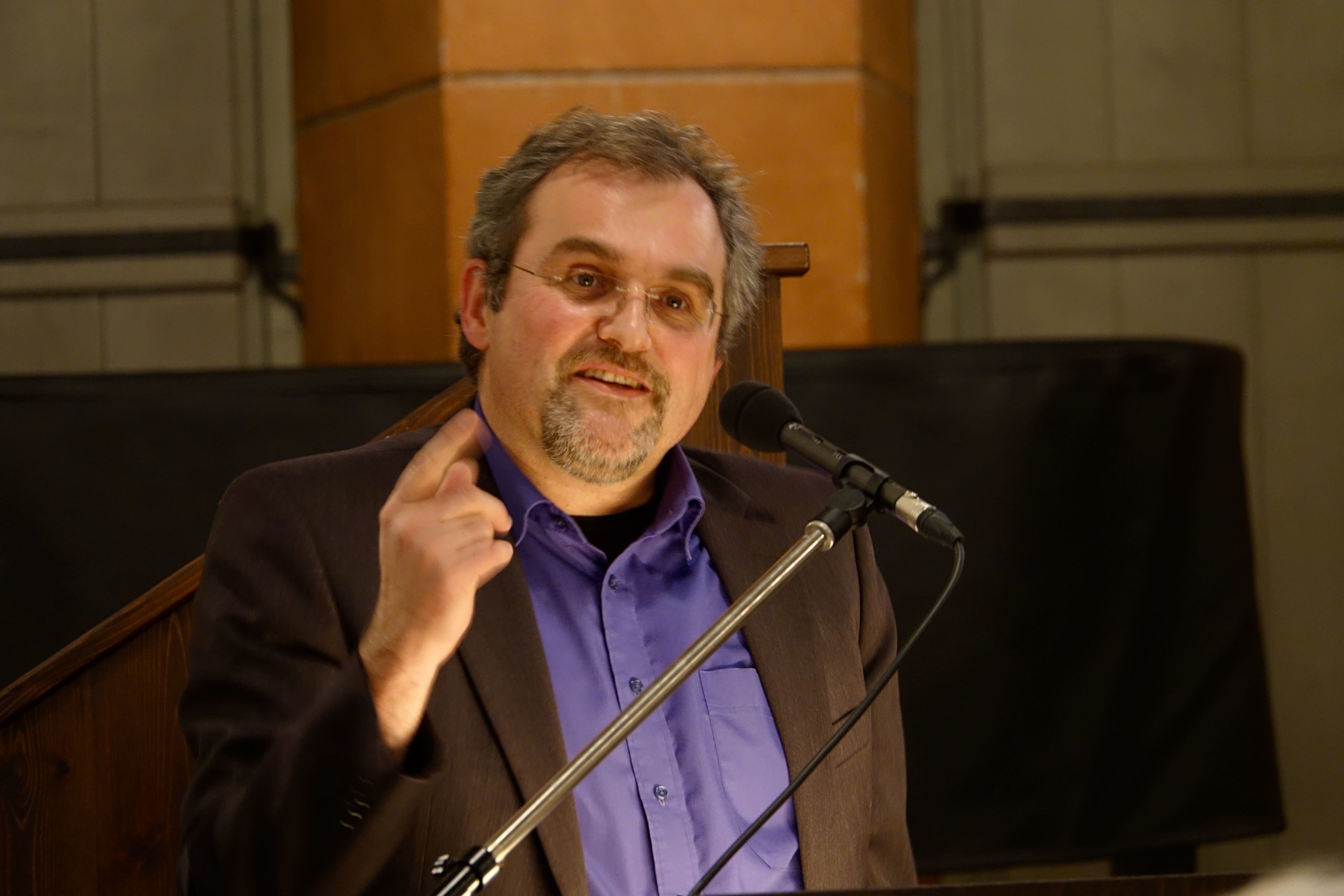 Einen interessanten Vortrag zum "Narrenschiff" von Sebastian Brant hielt Dr. Joachim Hamm im Alten Rathaus in Miltenberg am 17.01.2018. - In der Tat ist das »Narrenschiff« ein wichtiges, wertvolles literaturgeschichtliches Werk aus der Zeit am Ende der Frührenaissance, das man kennen und lesen sollte.
Der Vortrag im Alten Rathaus in Miltenberg motivierte zur intensiveren Auseinandersetzung mit dem Buch - nicht nur in der jetzigen Faschingszeit!