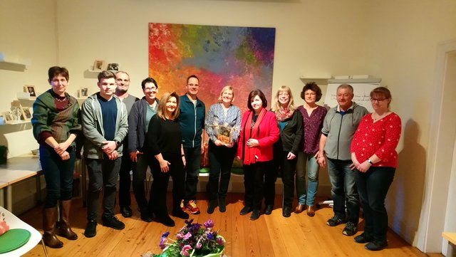 Spendenübergabe in den Räumlichkeiten der Ambulanten Kinder- und Jugendhospiz in Kleinheubach. (V.l.n.r.: Frau Schneider, Felix Wohlmann, Christoph Ühlein, Carolin Wohlmann, Irene Schmitt, Udo Wohlmann, Tanja Munzinger-Rust, Gemeindereferentin Eva Spahn-Sauer, Evi Jakob, Renate Bernhard, Peter Helmstetter und Martina Gies.