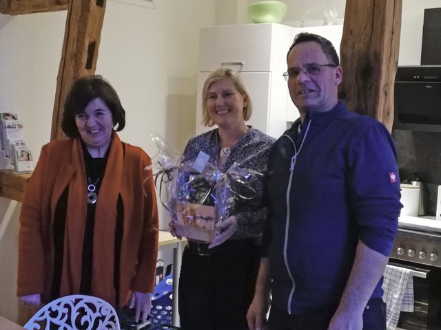 "ORGA-Team Friedenslichtlauf" spendet 730 Euro an den Ambulanten Kinder- und Jugendhospiz e.V.; (v.l.n.r.) Gemeindereferentin Eva Spahn-Sauer, Koordinatorin des Ambulanten Kinder- und Jugendhospizdienstes Tanja Munzinger-Rust und Initiator Udo Wohlmann.