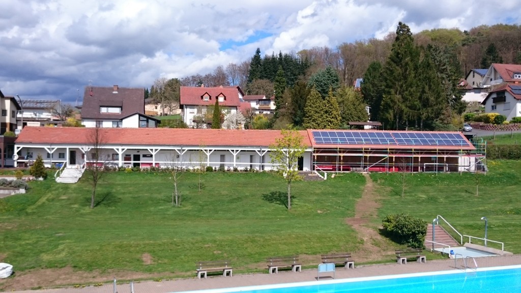 Gesamtansicht der Umkleide und des Kiosks im Mönchberger Freibad kurz nach Fertigstellung Mitte 2016. Deutlich zu erkennen: die mögliche Erweiterung der Photovoltaik-Anlage auf dem linken noch unsanierten Gebäudeteils. (Bild: privat)