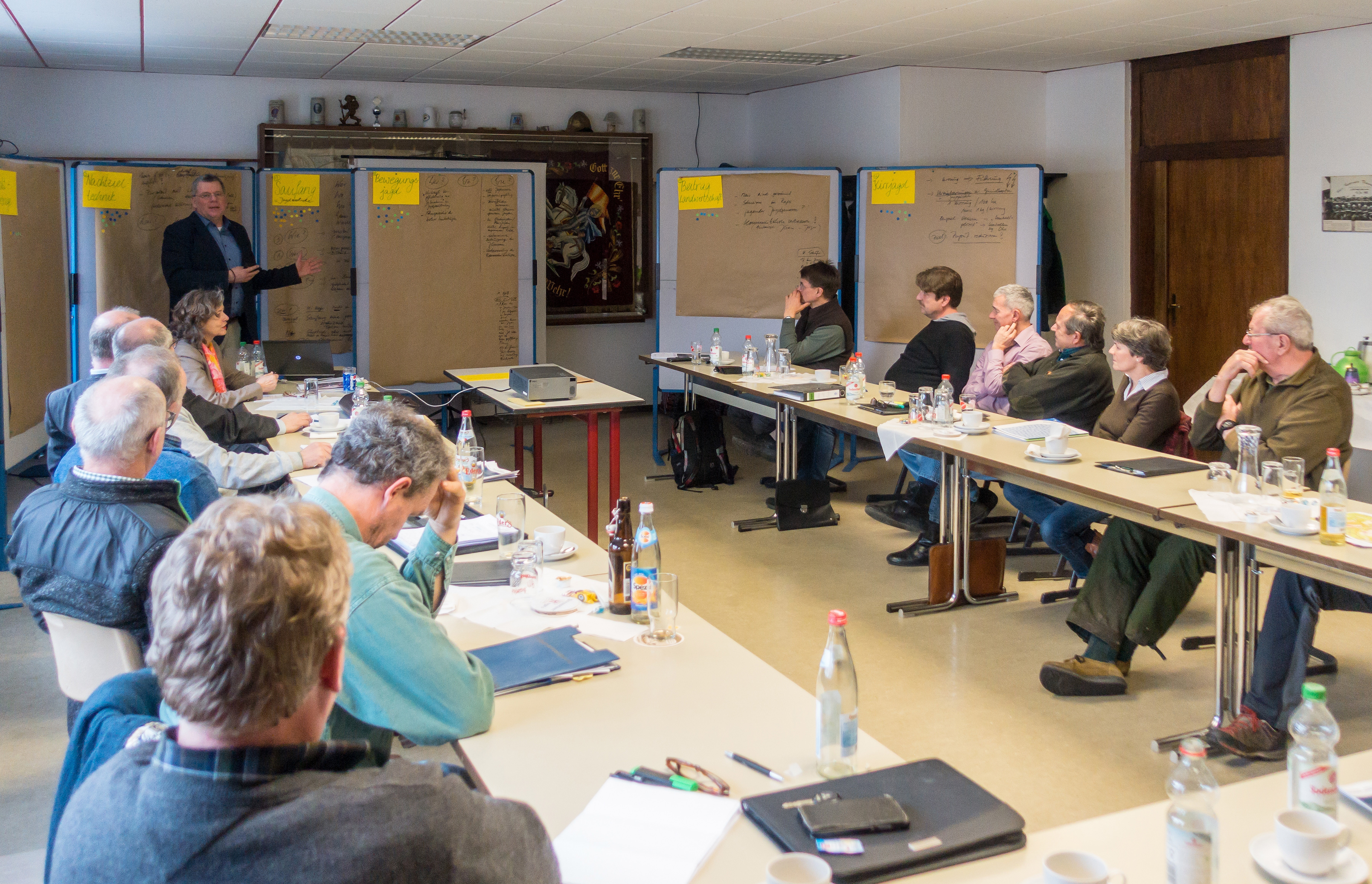 Emotionale Diskussionen gab es beim Workshop zum Thema Schwarzwild in Preunschen – hier mit Moderator Niels Hahn (stehend).