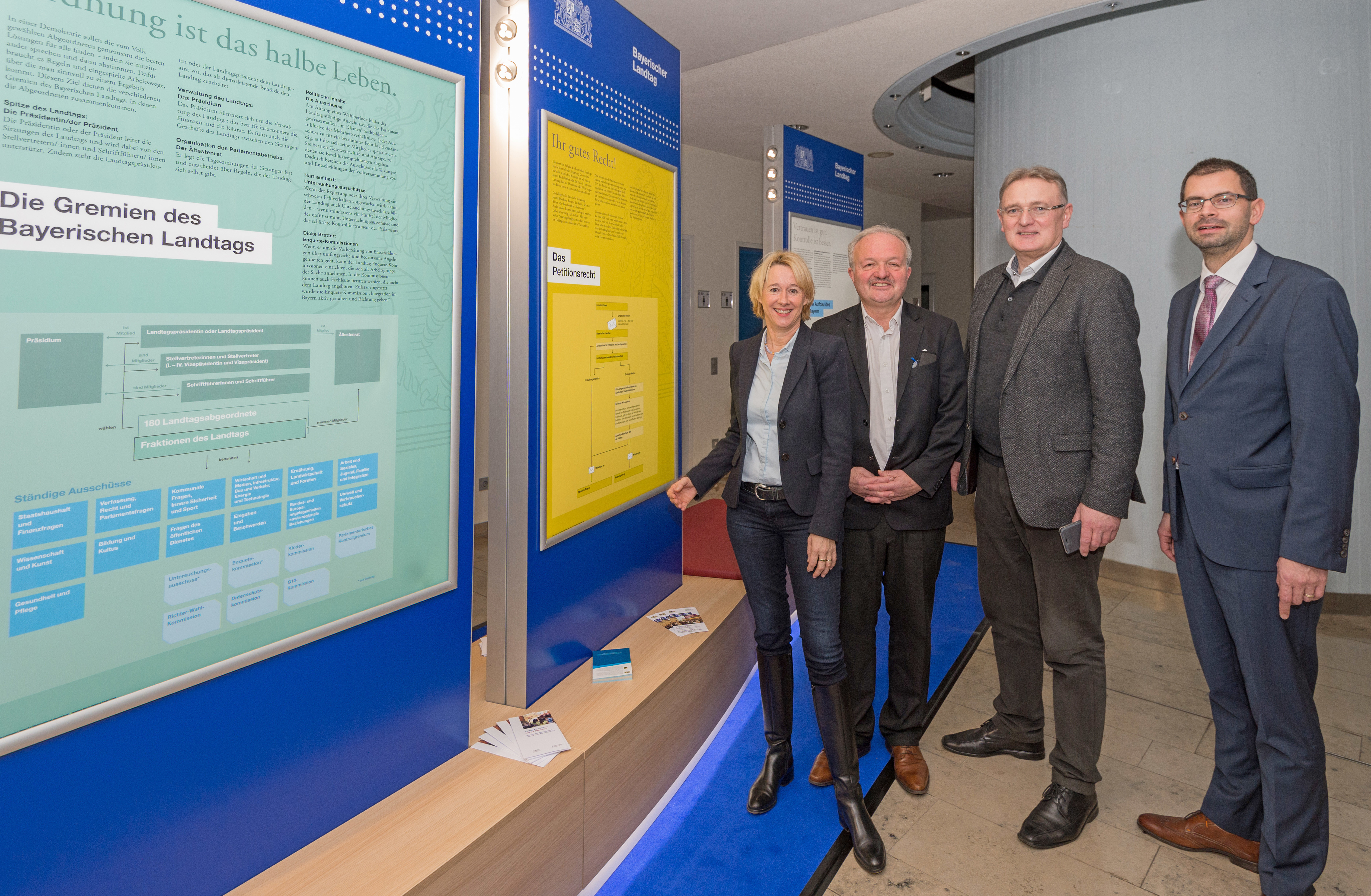 Sie freuen sich über die Ausstellung „Der Bayerische Landtag auf Tour“, die noch bis einschließlich Freitag, 9. Februar, im Miltenberger Landratsamt zu sehen ist (von links): die Landtagsabgeordneten Martina Fehlner, Hans Jürgen Fahn, Berthold Rüth und Landrat Jens Marco Scherf.