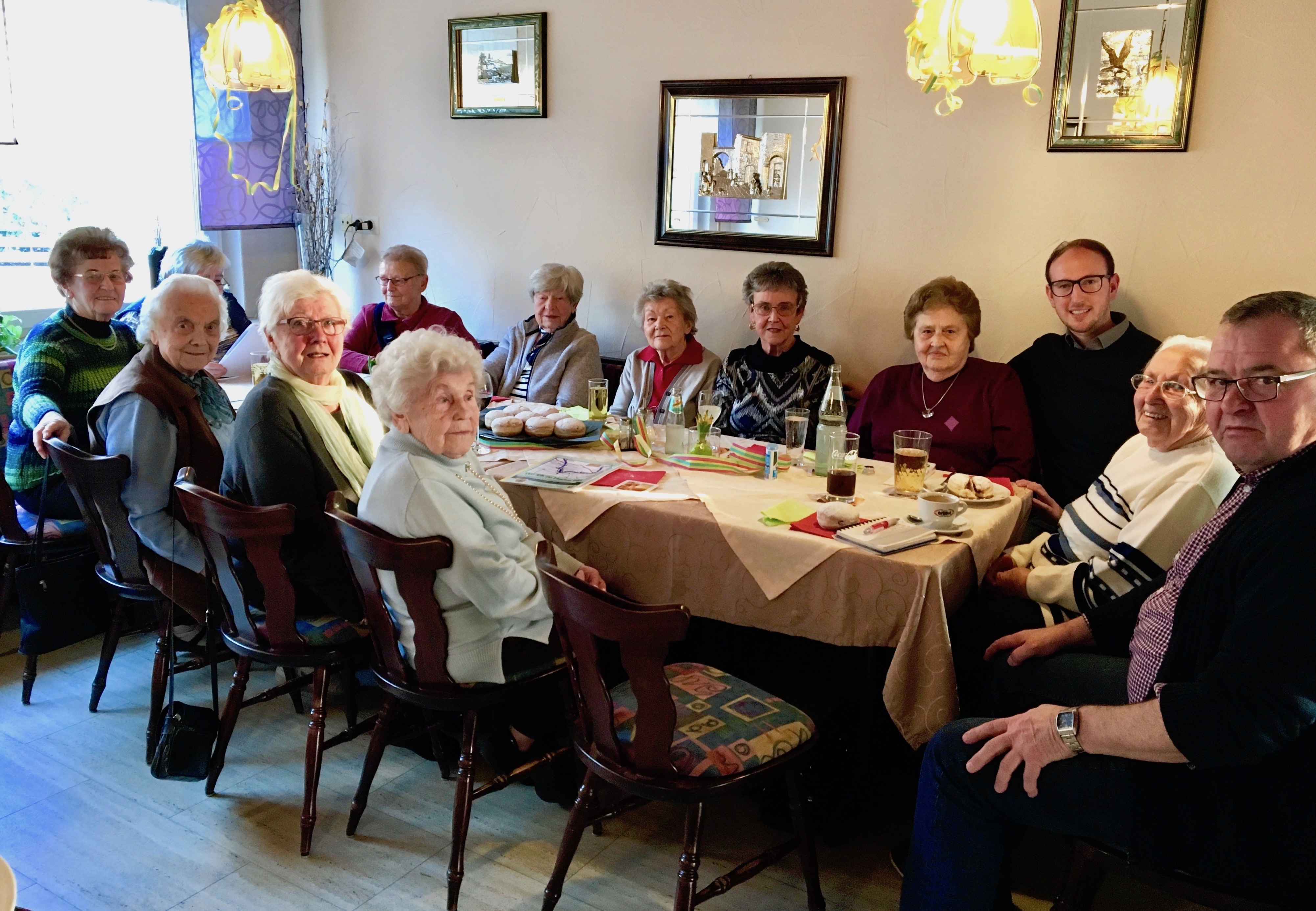25 Jahre SPD-Seniorentreff in Erlenbach: Der stellv. SPD-Ortsvorsitzende Benjamin Bohlender und Seniorenbeauftragter Horst Ziegler (rechts) gratulieren beim Kreppelnachmittag in der Pizzeria Calabria zum Jubiläum und bedanken sich bei der Organisatorin Hanna Hahn (vierte von rechts).