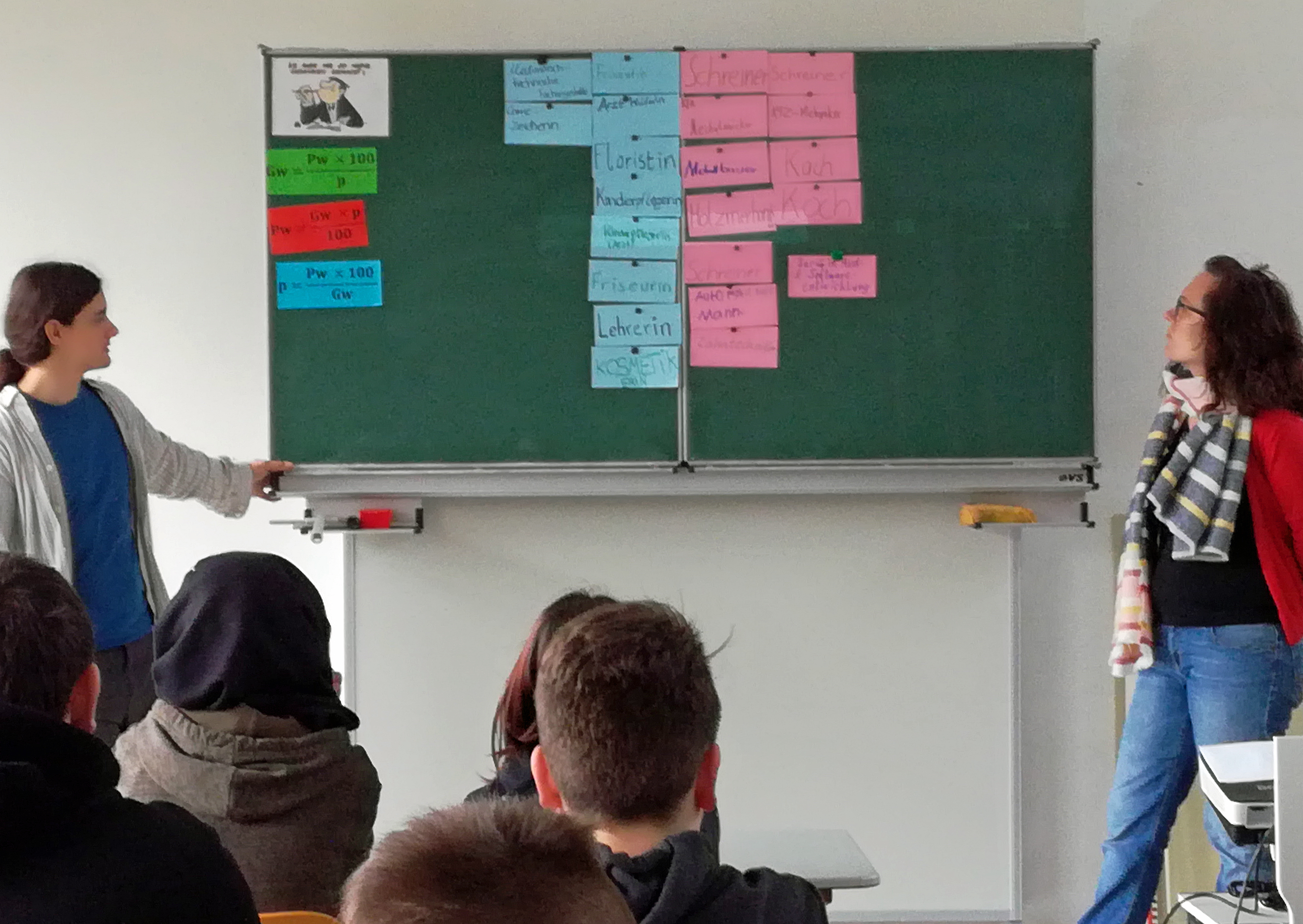 Jugendliche sollten bei ihrer Berufswahl auch Berufe außerhalb der geschlechtstypischen Norm in die Auswahl mit einbeziehen, finden Simon Schuster und Sabine Farrenkopf – hier bei einer Veranstaltung in der Mittelschule Bürgstadt.
