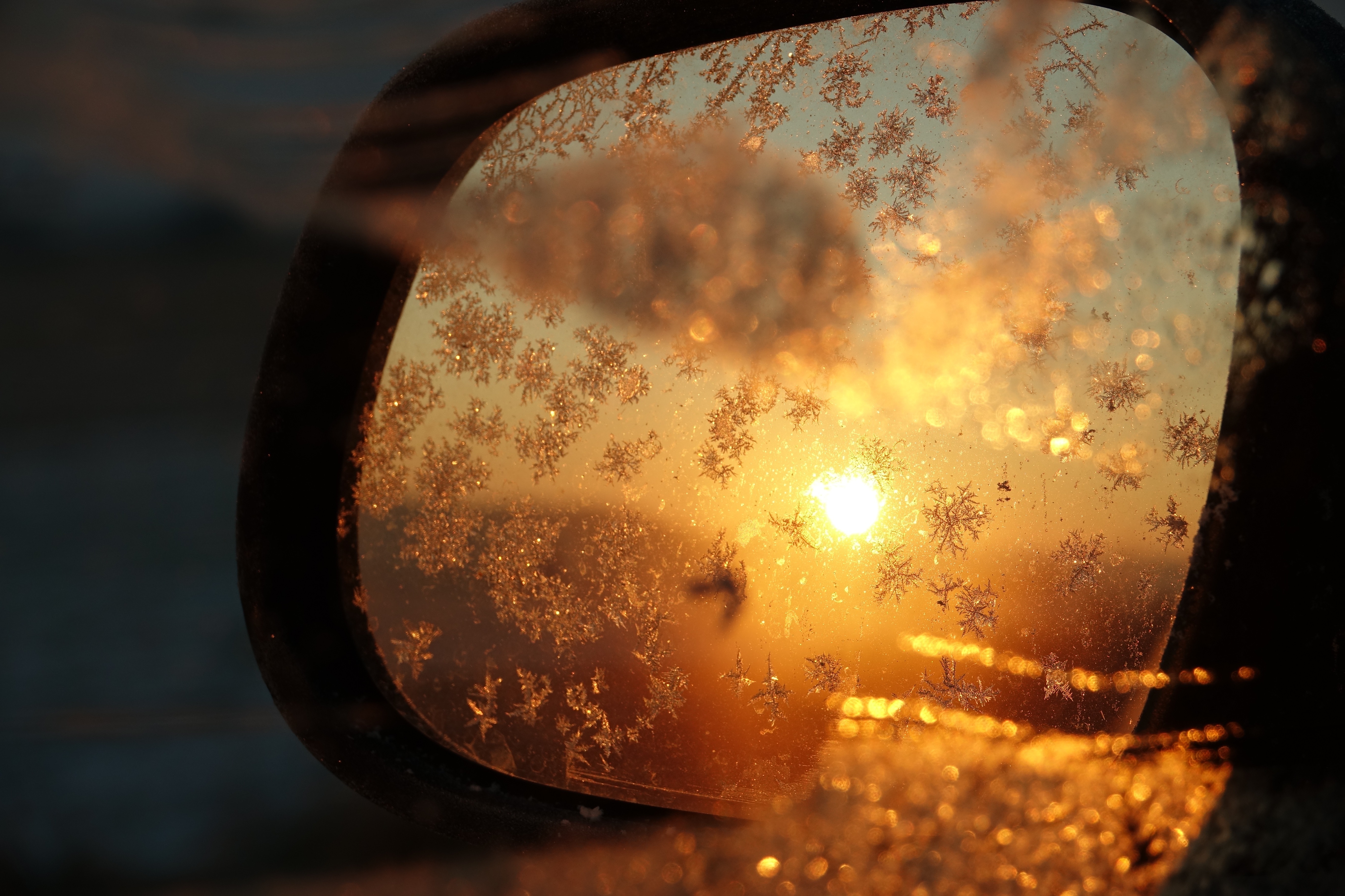 Der Fasching 2018 ist passé, die Fastenzeit startet mit dem Aschermittwoch: Rück- und Ausblick symbolisch und auch formell: Februar-Morgensonne mit Eiskristallen im Auto-Rückspiegel. Gesehen am Mittwoch, 13. 02. 2018 gegen 7.30 Uhr im Bayerischen Odenwald bei Miltenberg-Schippach auf dem Weg zu einem Aschermittwochsgottesdienst. - Foto Roland Schönmüller