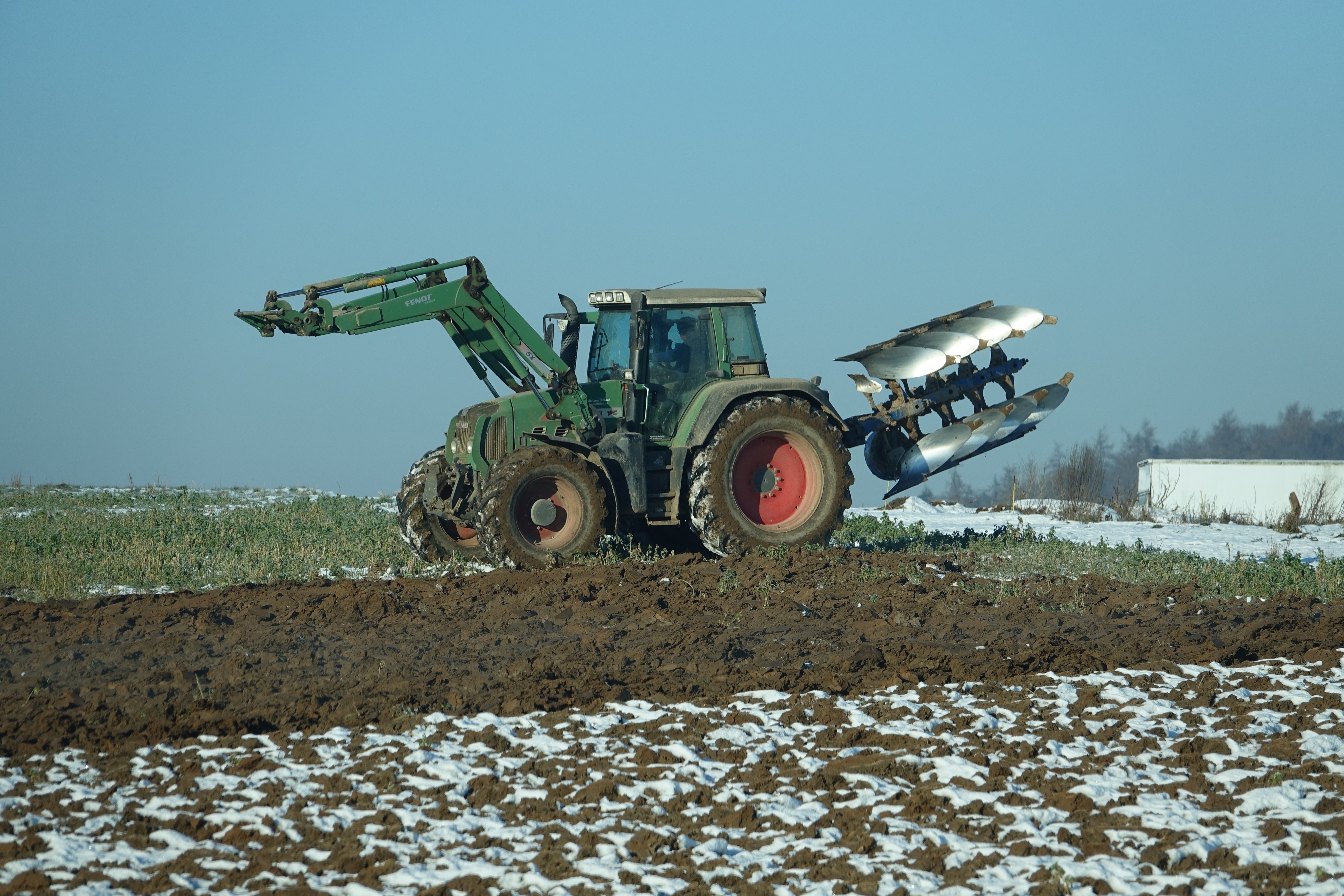 Wechselnde Winter-Szenerie: Noch ist nicht März und die alte Redewendung bzw. das Volkslied "Im Märzen der Bauer, die Rösslein einspannt ..." ist in doppelter Hinsicht überholt. Heute ziehen Landwirte mit starken Traktoren und blitzenden Pflugscharen über die Äcker und Felder - wenn die eiskalte Witterung weit unter dem Gefrierpunkt dafür günstige Voraussetzungen mit einer tragenden Bodendecke und einer weichen Humusschicht darunter schafft.