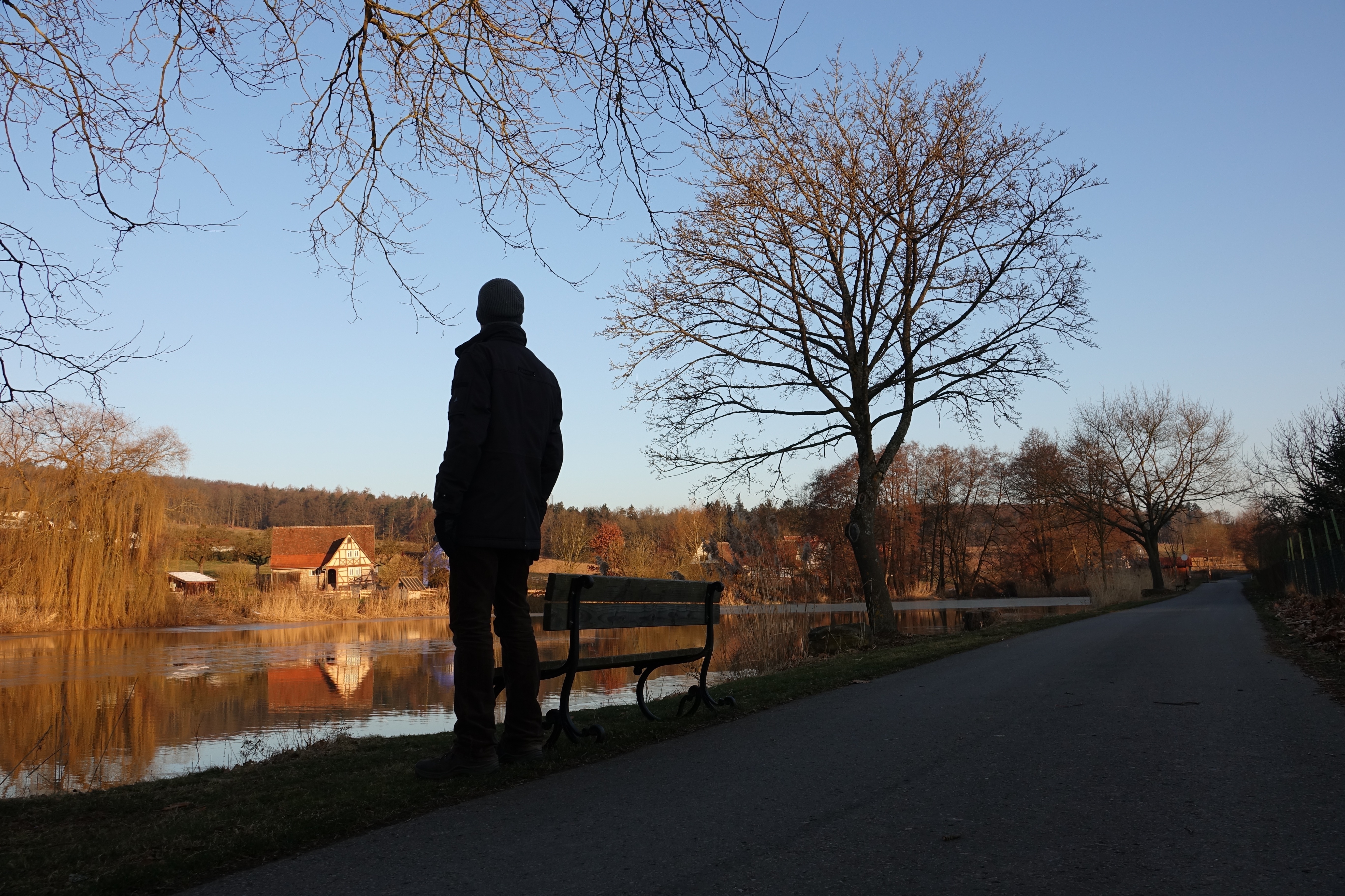 Neun Grad Celsius, nicht plus, sondern minus, zeigt das Außenthermometer in Gottersdorf zwischen Walldürn und Miltenberg an. Der See ist derzeit nicht zugefroren. Das liege am Wind und am Zufluss, erklärt ein einheimischer Spaziergänger, der die eiskalte Szenerie am Sonntagmorgen beobachtete.