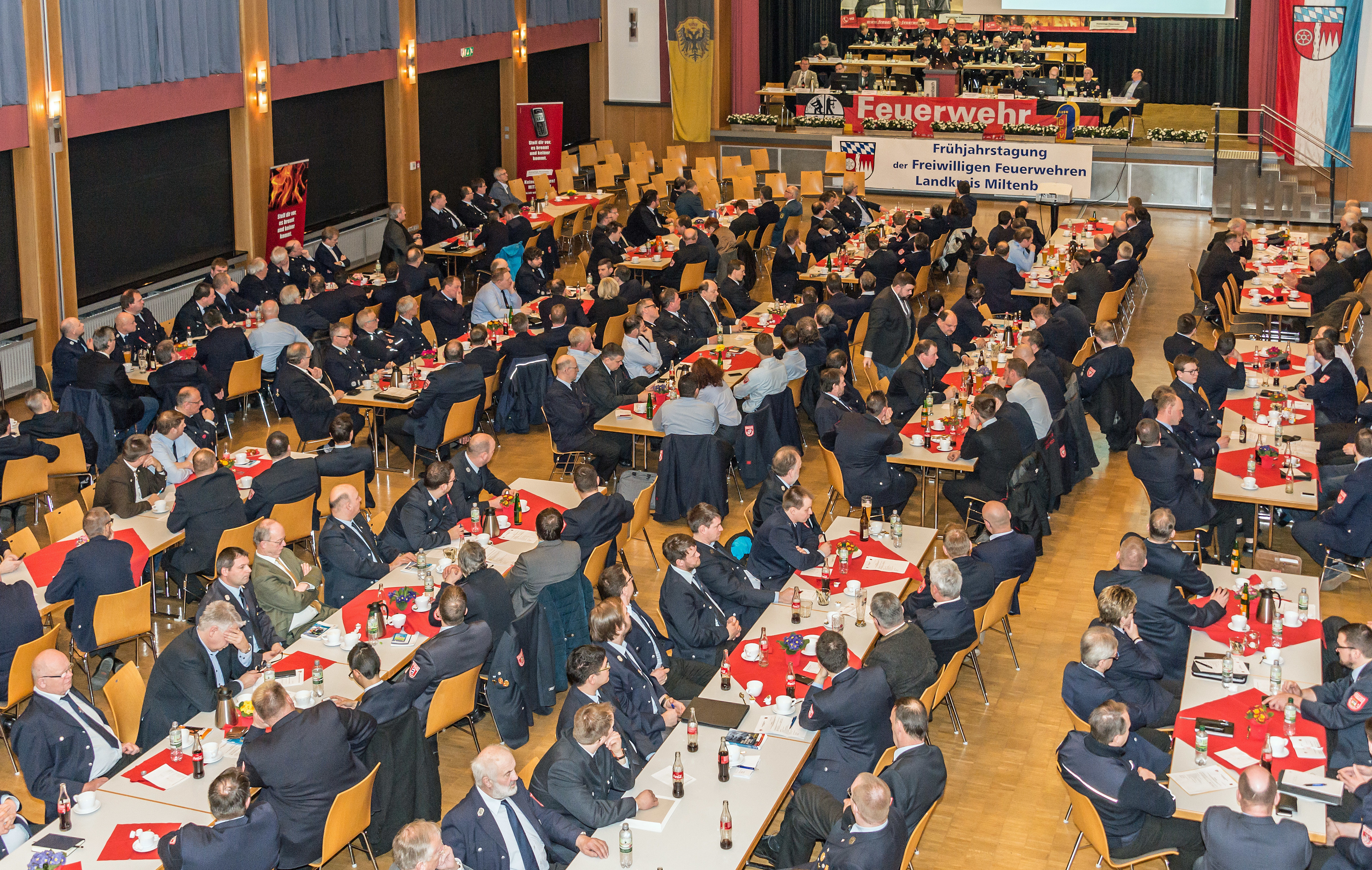 Über 200 Feuerwehrleute und Kommunalpolitiker füllten die Erlenbacher Frankenhalle bei der Kommandantentagung der Feuerwehr am Sonntagmorgen.