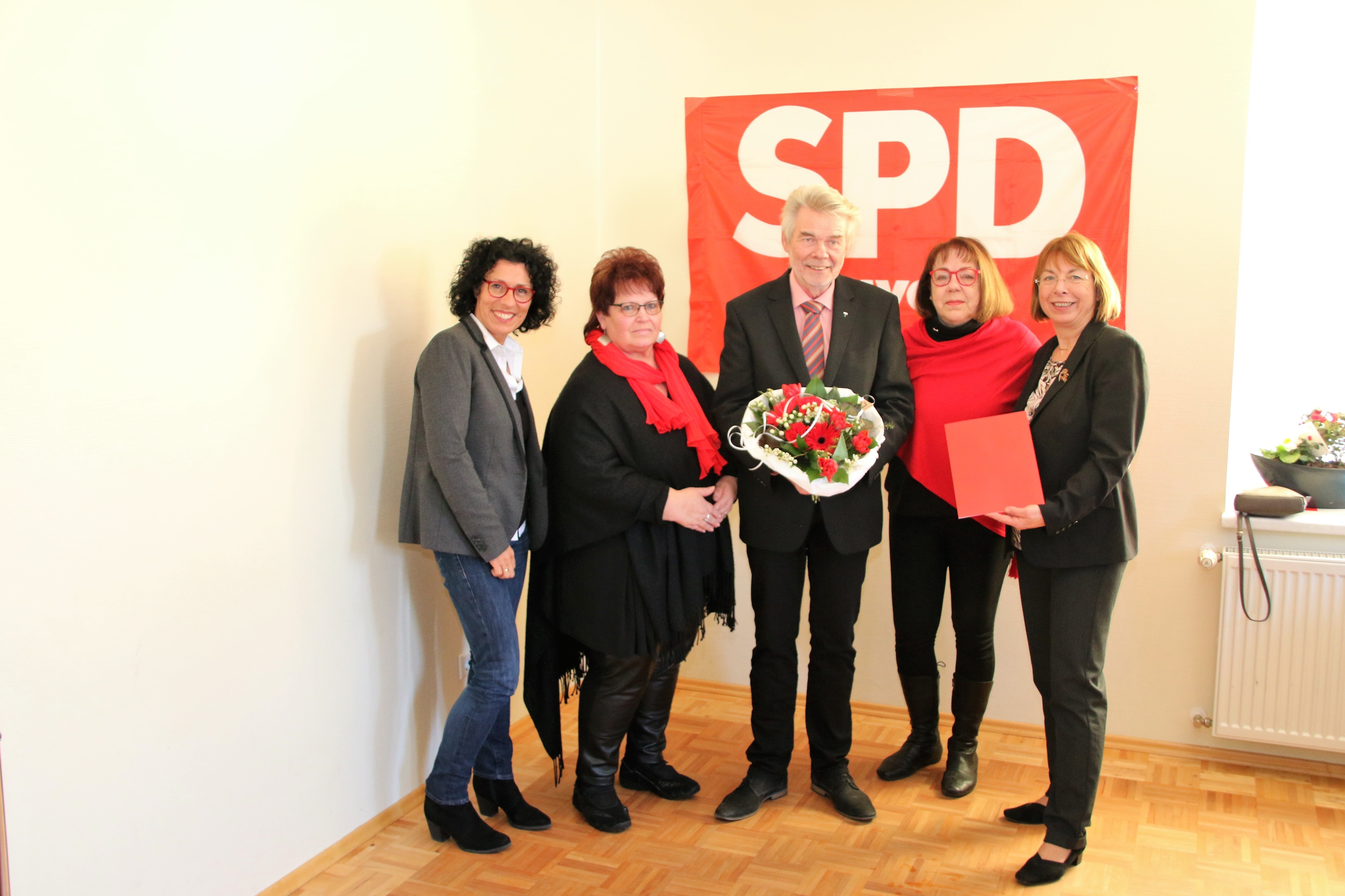 Die Kreisvorsitzende und frisch gewählte Bezirksratskandidatin Helga Raab-Wasse, Ilse Schüßler, Heinz Pleßmann, Ulrike Kopmann-Wöber und Monika Wolf-Pleßmann (von li nach re)
