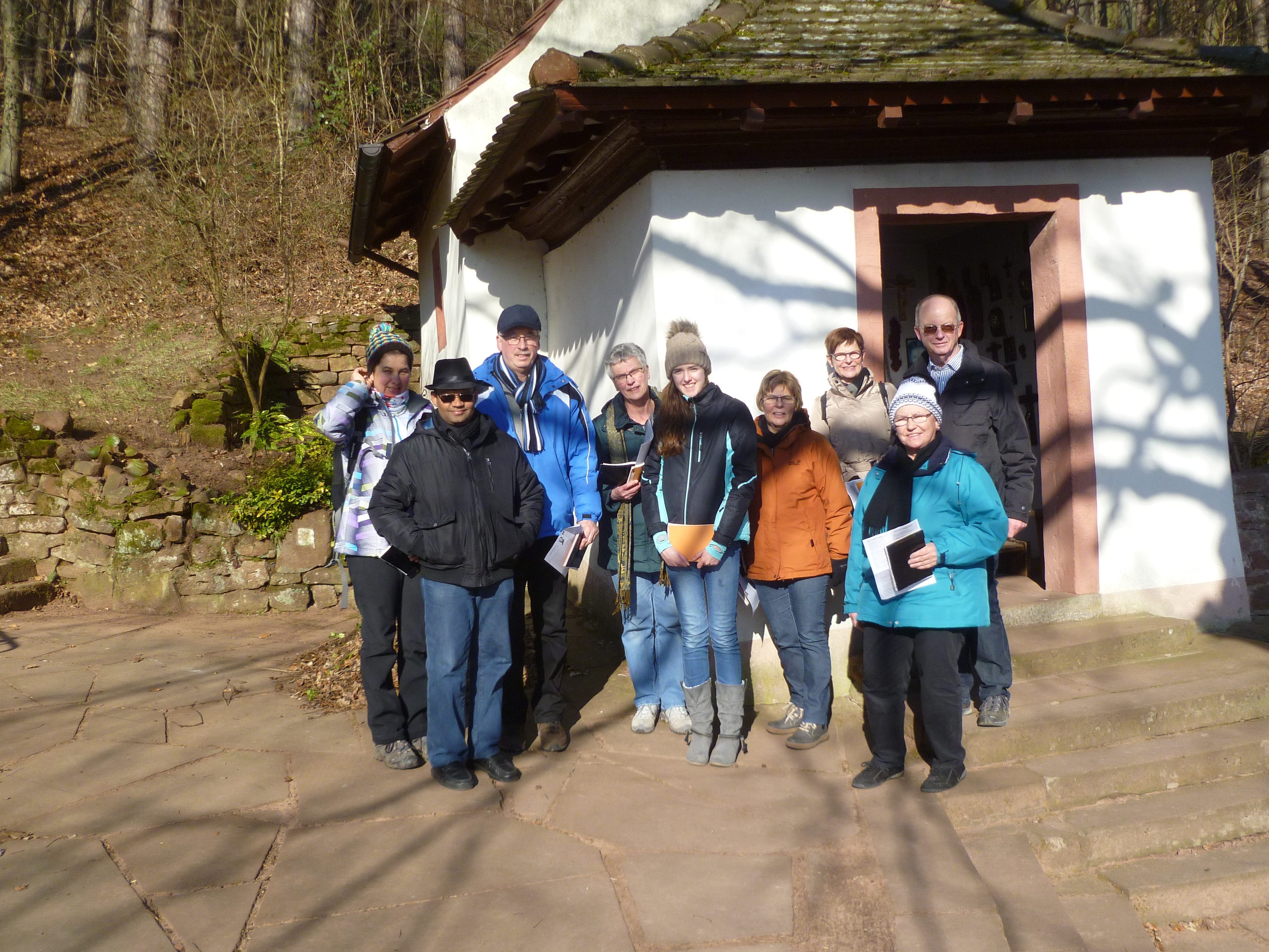 Vor der Maria-Hilf-Kapelle