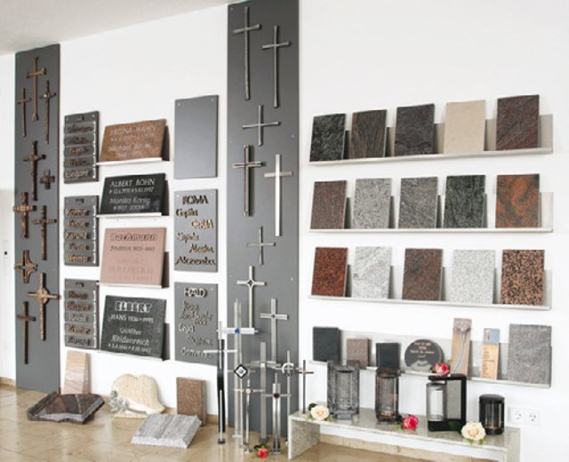 Erhältlich ist auch eine große Bandbreite an Zusatzartikeln, darunter mehr als 100 Grablampen.