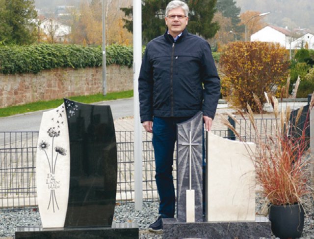 Den Themenkomplex Tod, Trauer und Friedhof in den Fokus rücken: Andreas Heim mit Rokstyle-Grabmalen