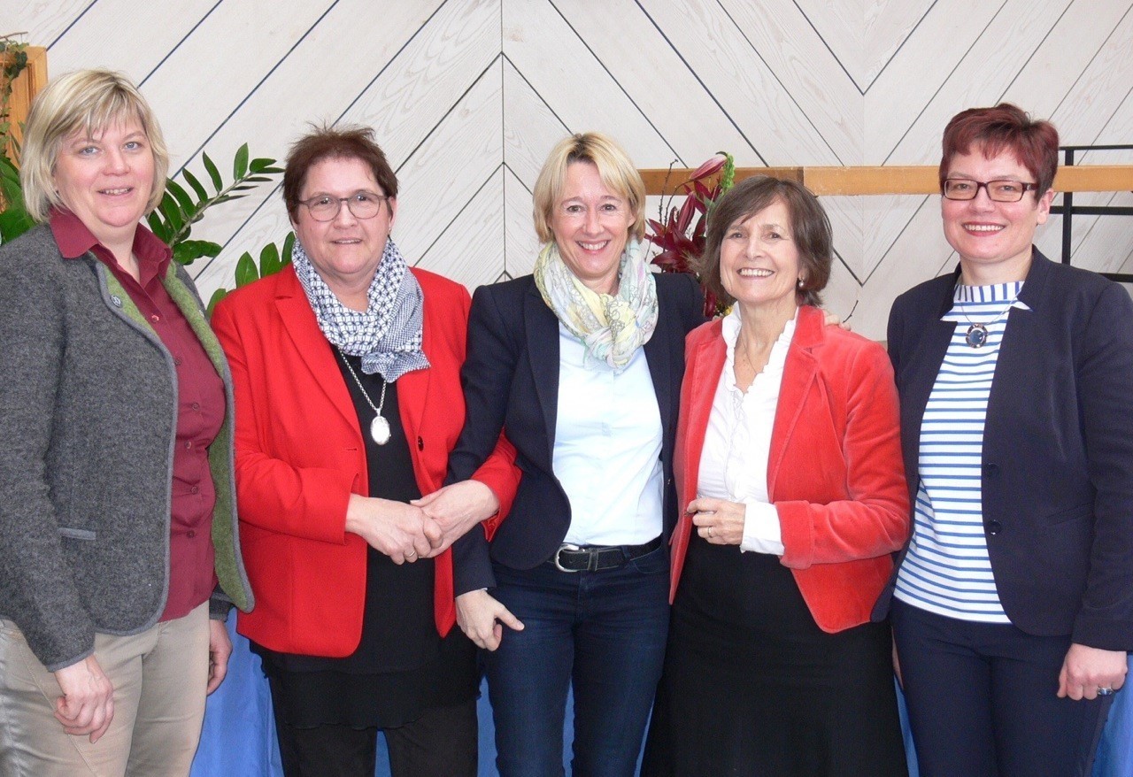 Martina Fehlner mit den Kreisbäuerinnen Silvia Zieger und Wilma Jakob sowie Bezirksbäuerin Maria Hoßmann. Gastreferentin war Buchautorin Linda Jarosch aus Murnau.