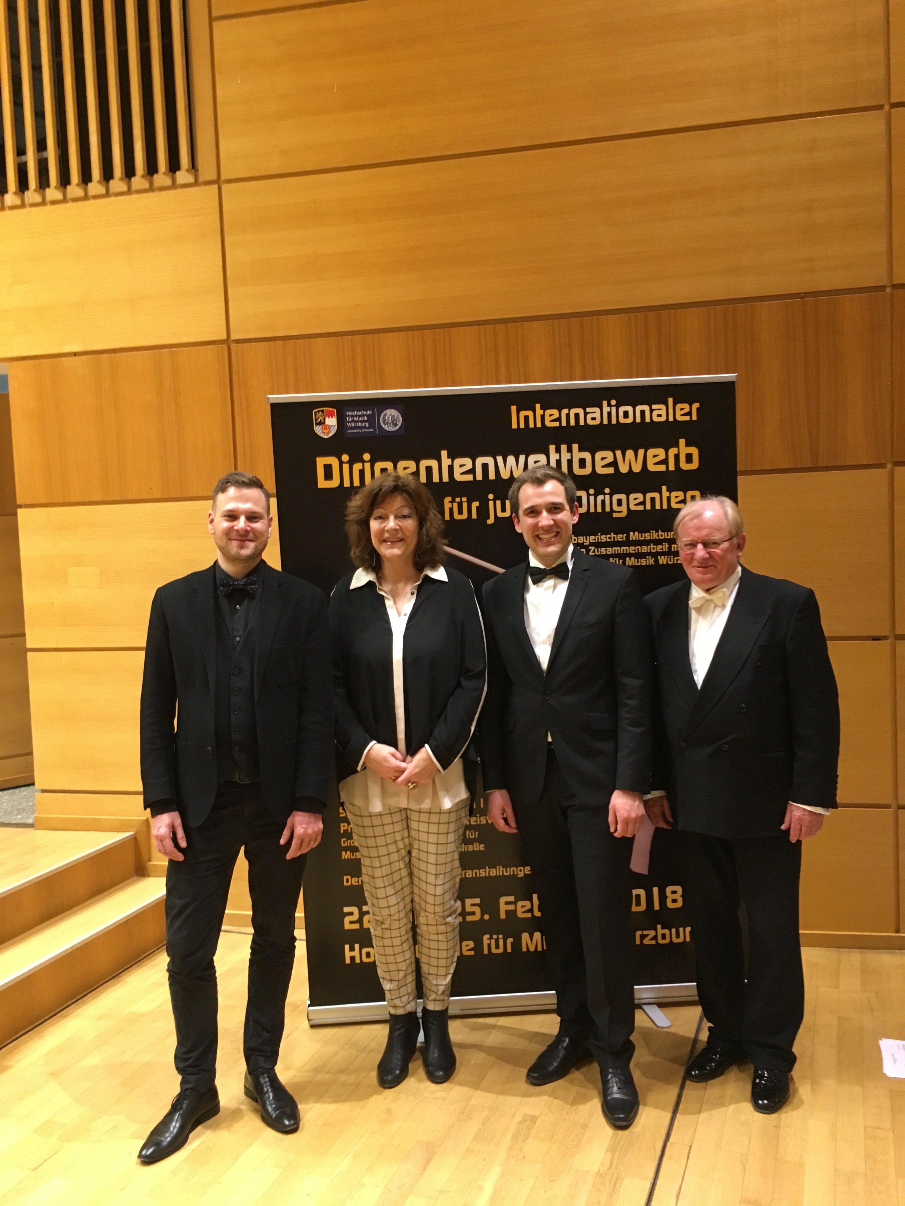 Die Preisträger Tobias Hassig (links), und Marvin Stutz (2. von rechts) zusammen mit der Juryvorsitzenden Isabelle Ruf-Weber und Prof. Ernst Oestreicher.