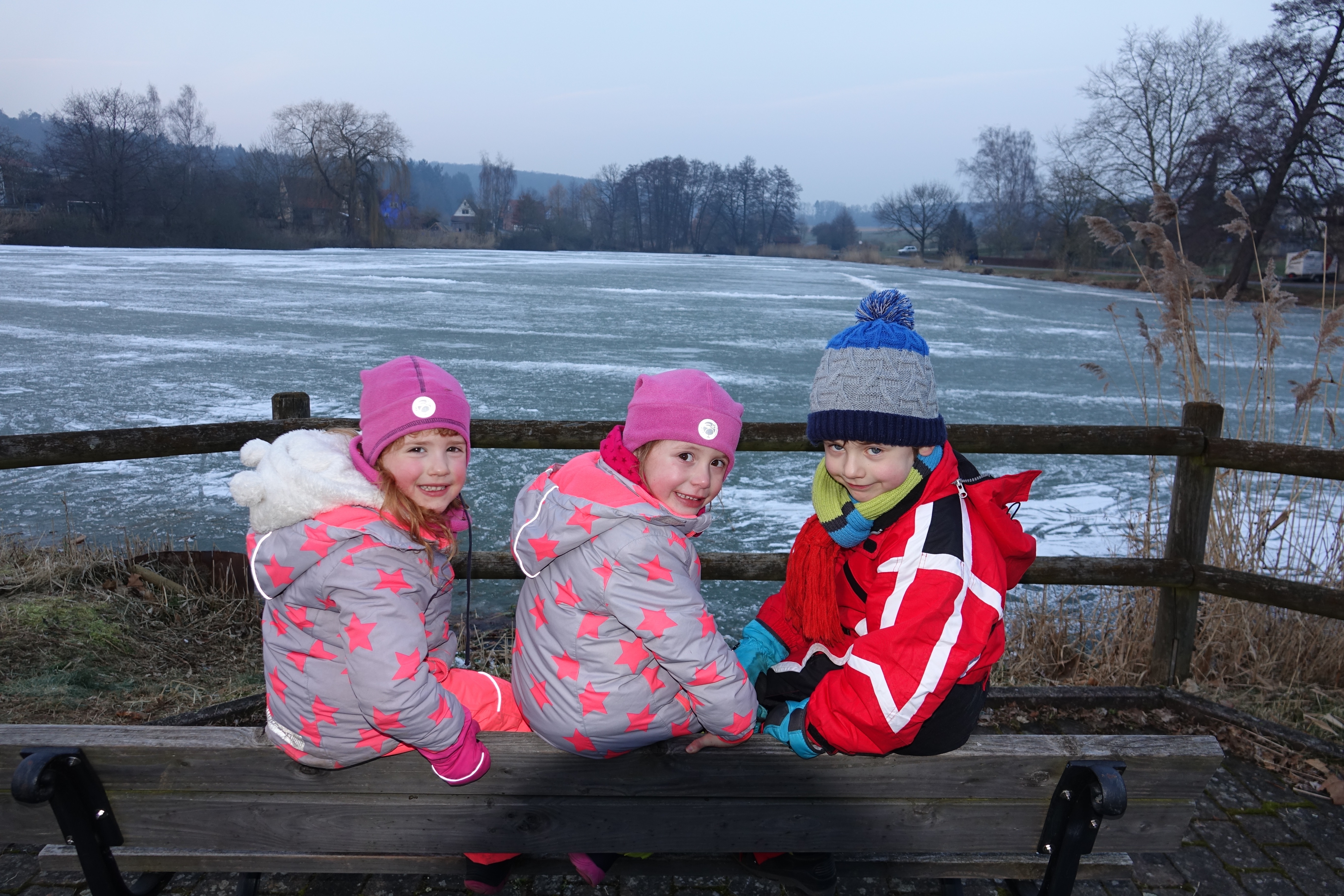 Junges Trio am Eisweiher in Walldürn-Gottersdorf:
Die Eissaison dürfte demnächst sicherlich zu Ende sein. "Wie schade" - meinen diese drei Kleinen, doch die Eisdecke schmilzt und der Aufenthalt auf dem Eis ist zu gefährlich. Gesehen im Odenwald zwischen Miltenberg und Walldürn.