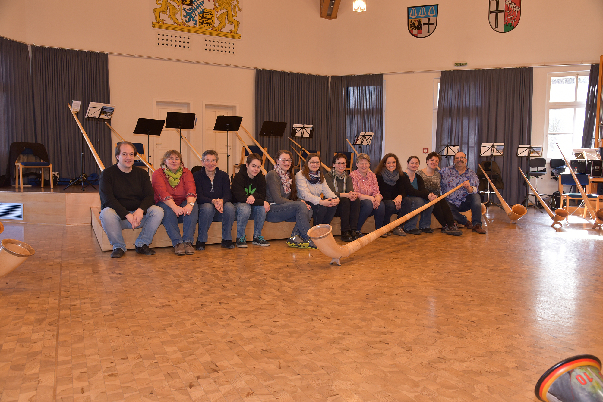 Alphorn ist auch etwas für Damen – das erfuhren die zehn Teilnehmerinnen am Alphorn-Wochenende des Nordbayerischen Musikbunds unter der Leitung von Ralf Denninger (rechts) und Stefen Burkhard (links).
