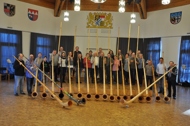 Großen Spaß hatten die Teilnehmer am Alphorn-Wochenende des Nordbayerischen Musik-bunds in Hammelburg unter der Leitung von Steffen Burkhard (links), Ralf Denninger (2. von links mit seinem Alphorn, das bereits die WM in Südafrika miterlebt hat) und Alfons Neumann (rechts).