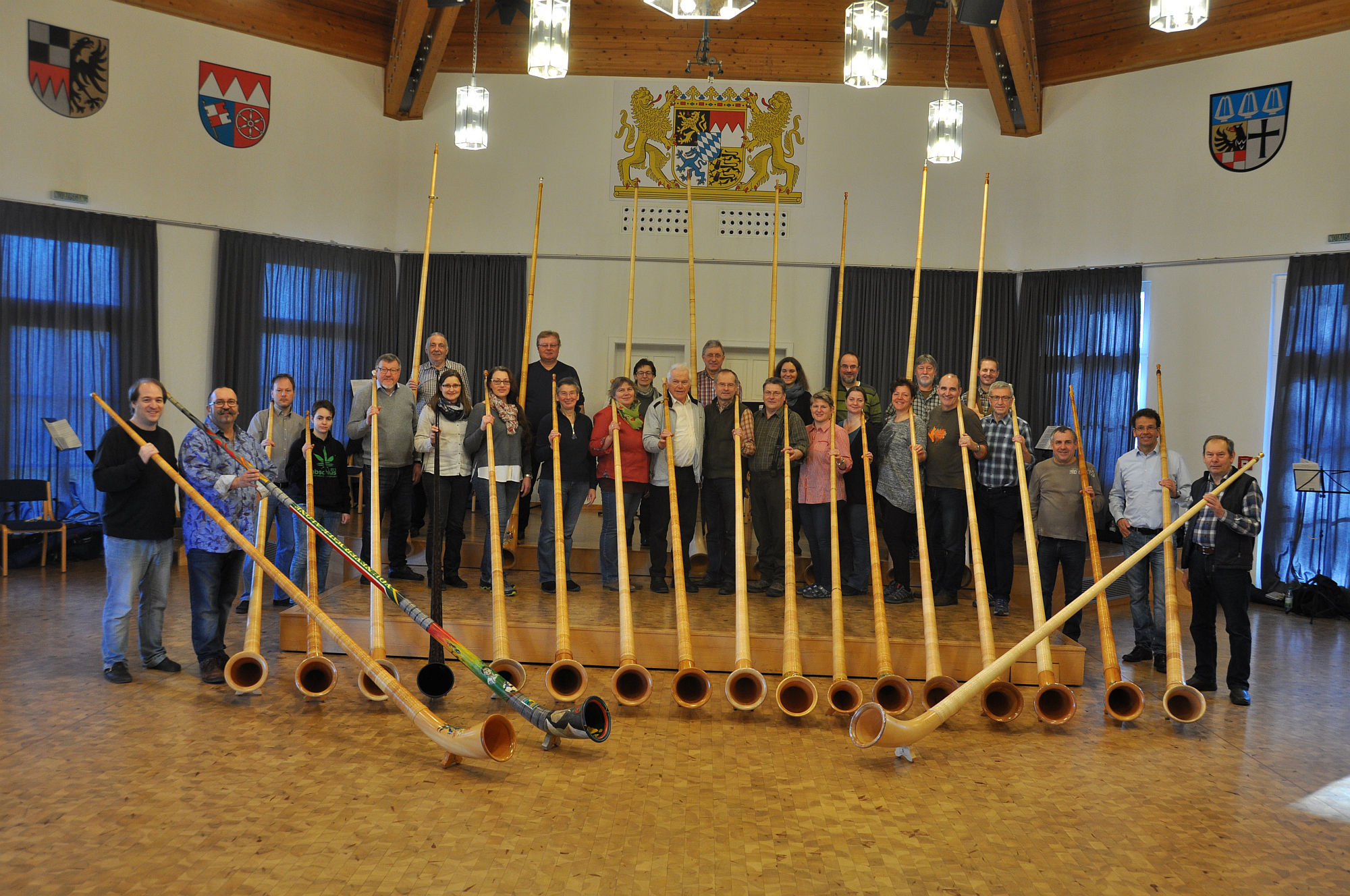Großen Spaß hatten die Teilnehmer am Alphorn-Wochenende des Nordbayerischen Musik-bunds in Hammelburg unter der Leitung von Steffen Burkhard (links), Ralf Denninger (2. von links mit seinem Alphorn, das bereits die WM in Südafrika miterlebt hat) und Alfons Neumann (rechts).