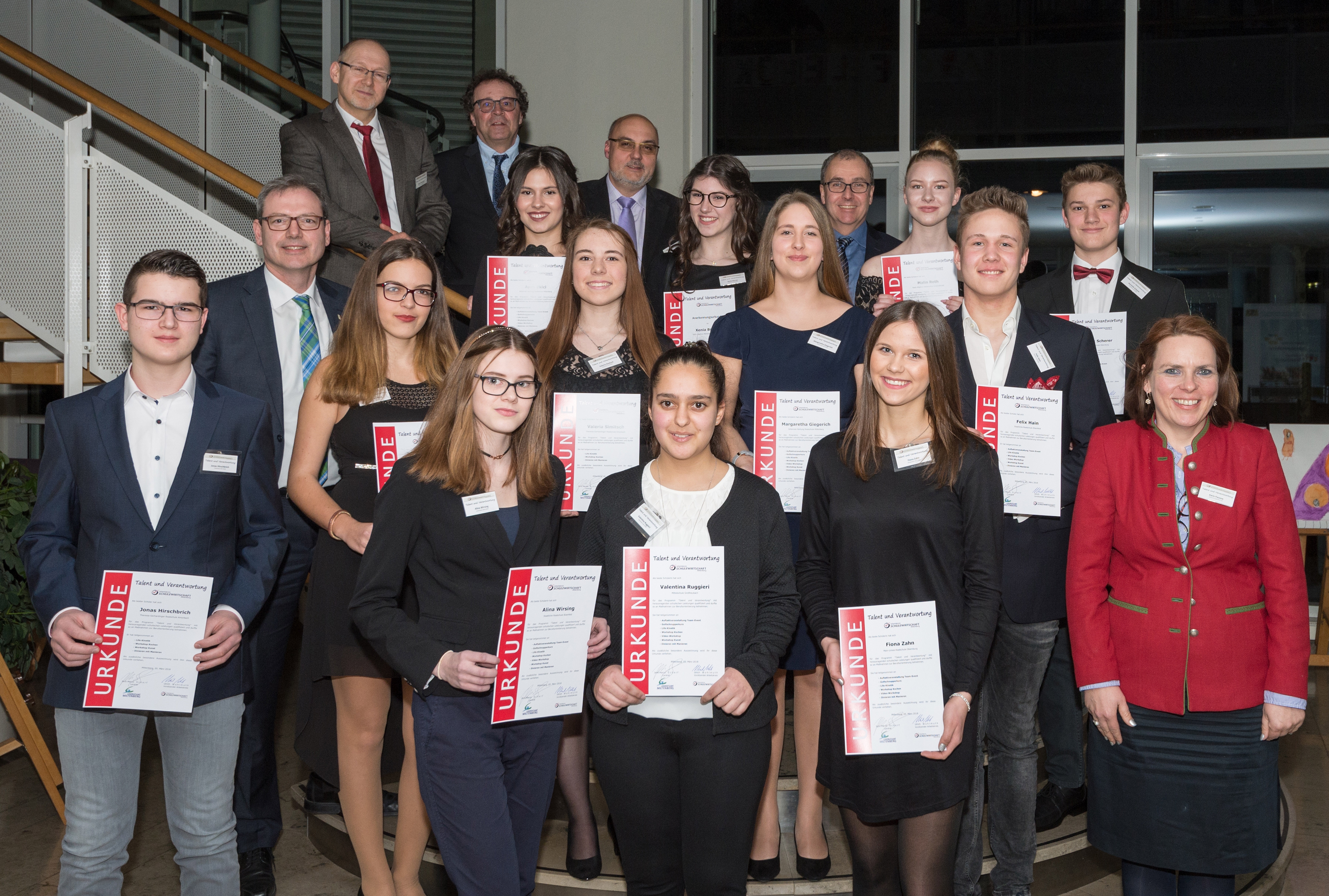 Die erfolgreichen Schülerinnen und Schüler des Projekts „Talent und Verantwortung“ stellten sich mit stellvertretendem Landrat Thomas Zöller und dem Leitungsteam des Arbeitskreises Schule-Wirtschaft dem Fotografen.