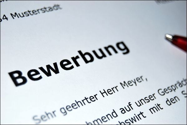 Personalmitarbeiter schauen bei einem Bewerber oft auch auf die Profile in Sozialen Netzwerken. (Link zum Bild: http://www.pixelio.de/media/481129)